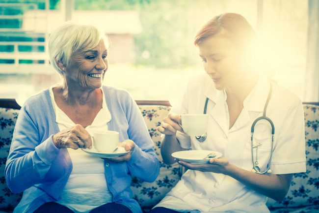 personne âgee infirmière relation EHPAD