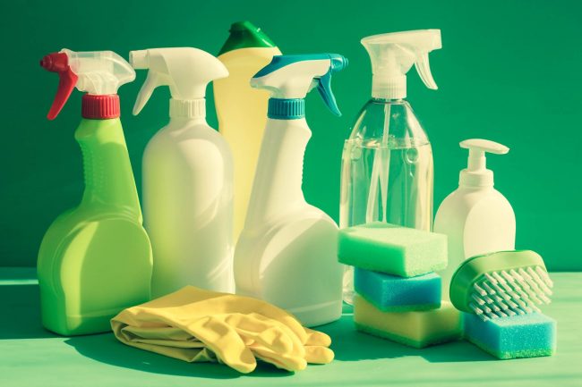 produits d'entretien éponge brosse spray