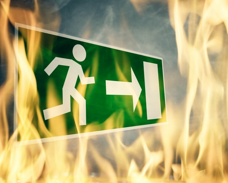 incendie sortie de secours bâtiment sécurité feu