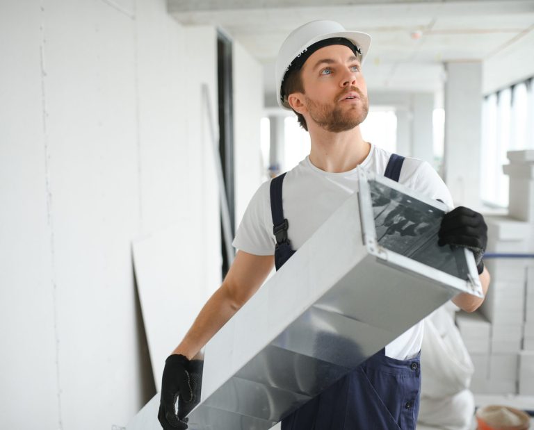 hvac services – worker install ducted pipe system for ventilation and air conditioning Chauffage hybride : bénéfices