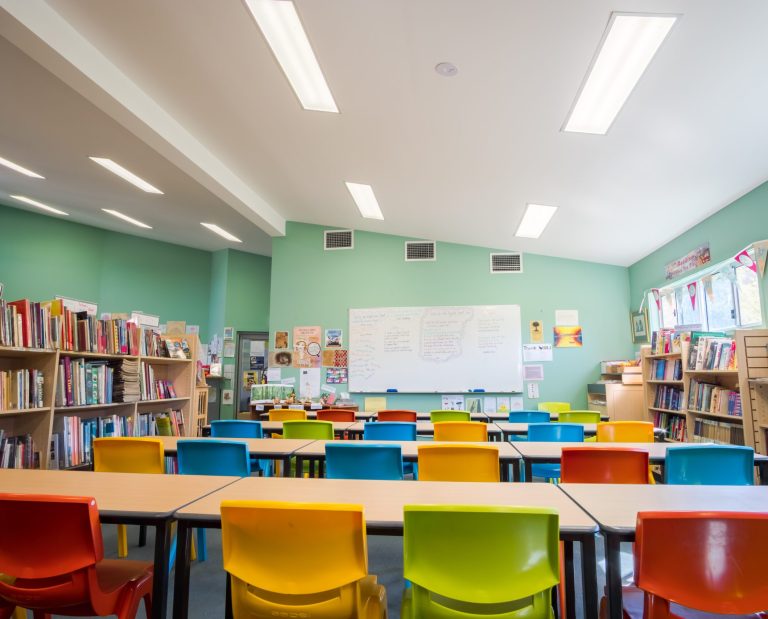 Bright school classroom with all chair facing forward Salle de classe : programme NEFLE -refondation de l'école