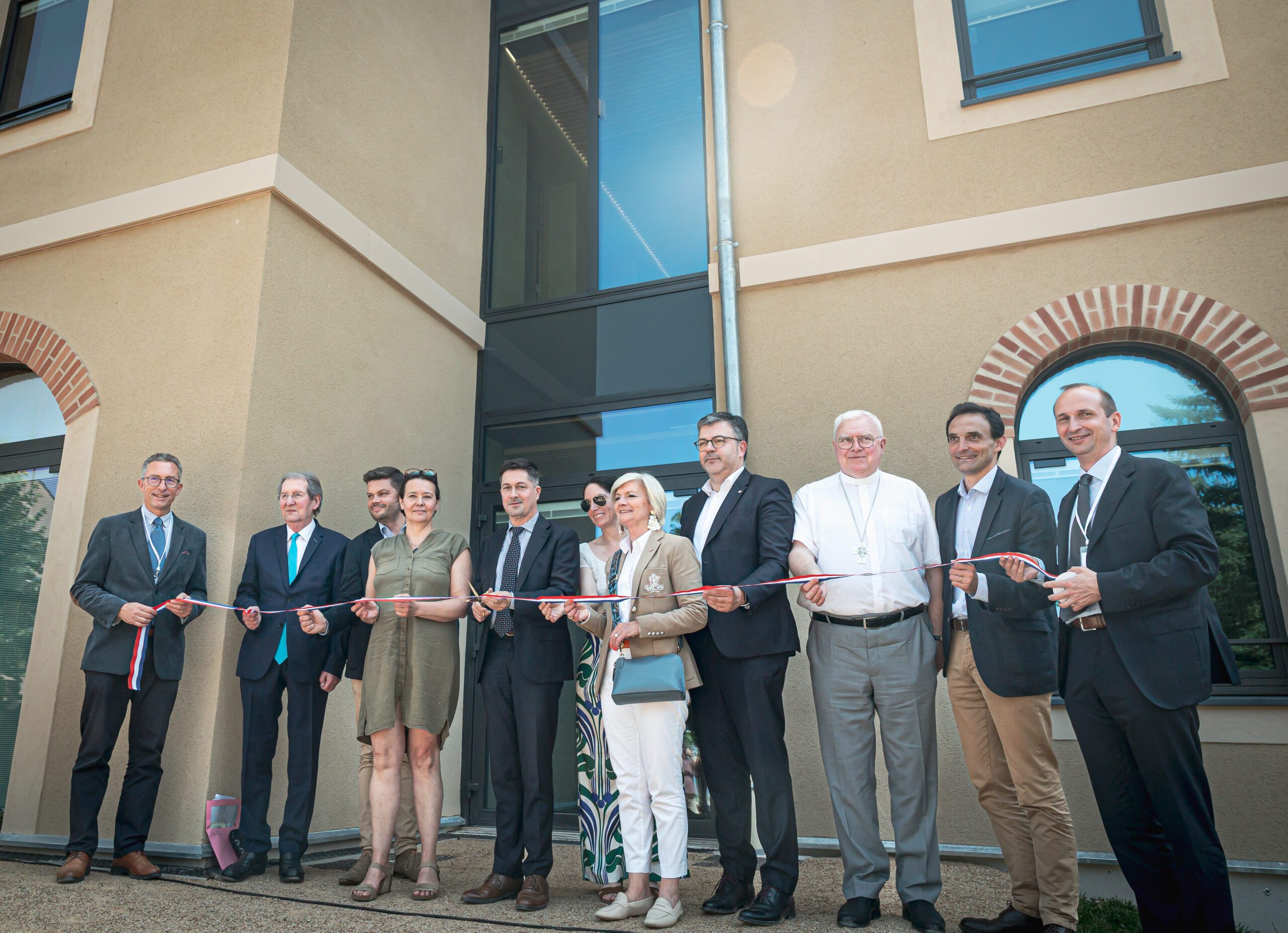 Découpe du ruban lors de l'inauguration du bâtiment démonstrateur du Cèdre