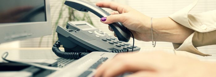 femme téléphone ordinateur bureau